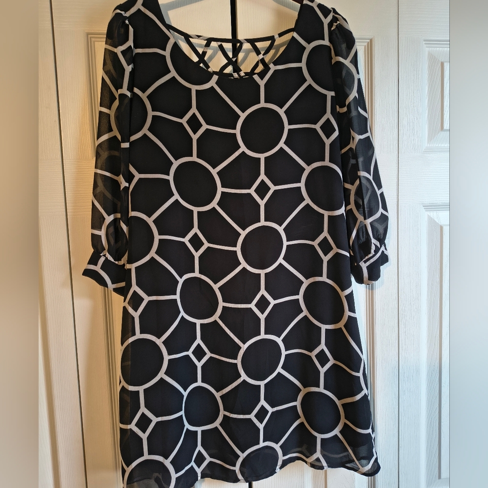Elegant Black and White Geometric 3/4 Sleeve Dress